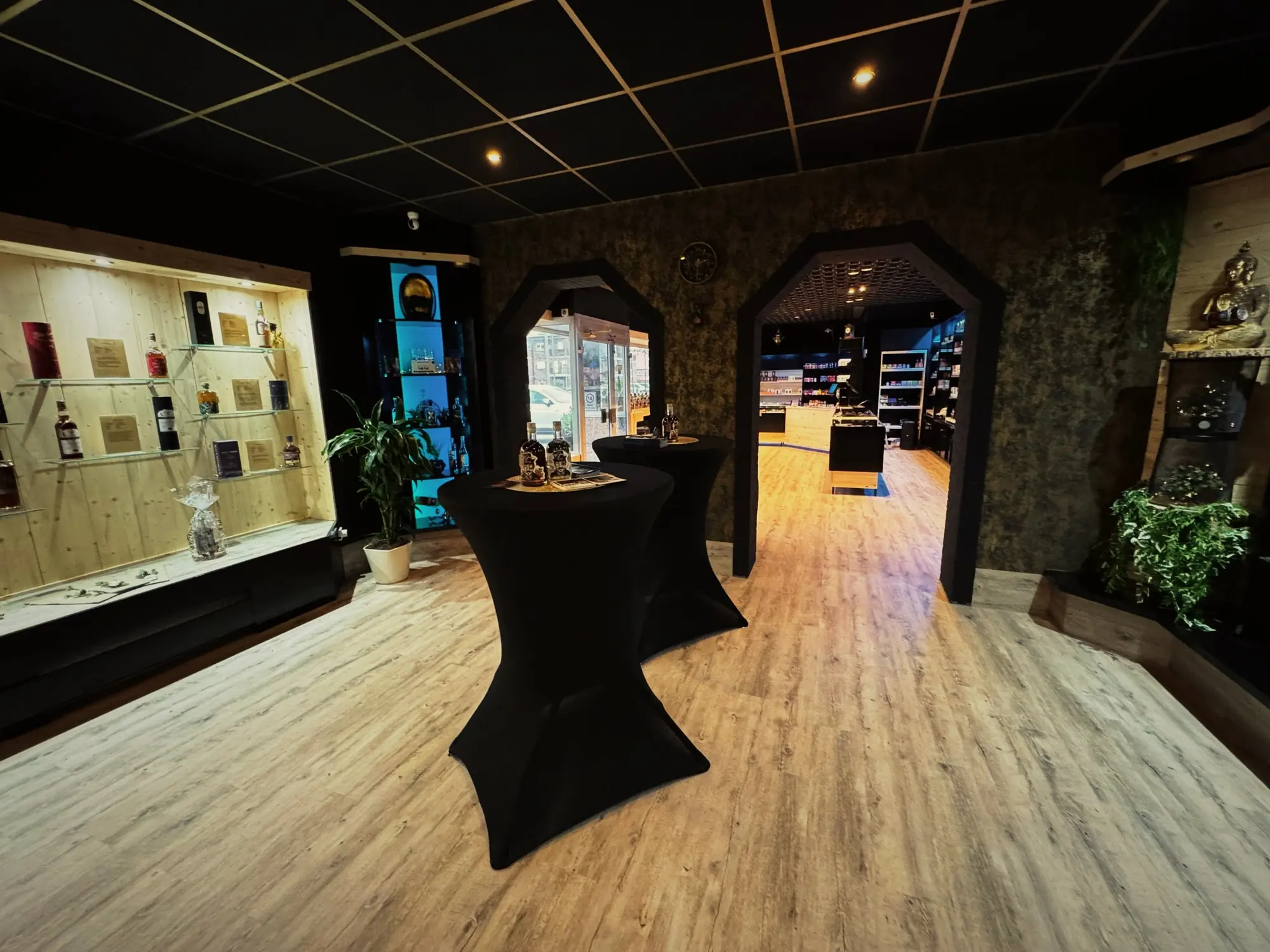 Stehtische vor der Whisky-Wand
