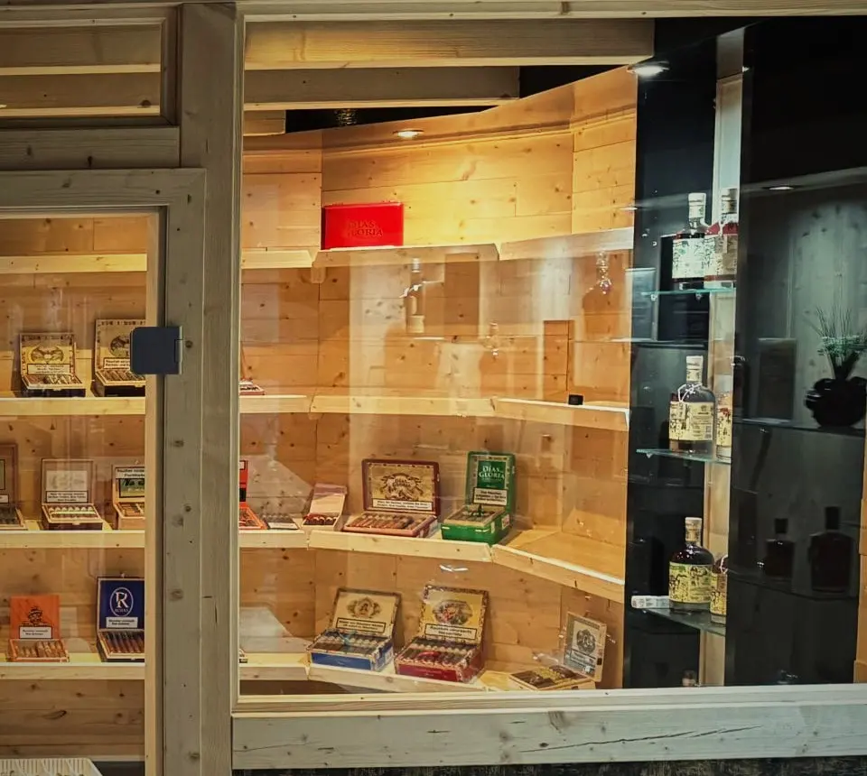 Zigarrenkisten auf Holzregalen im Humidor